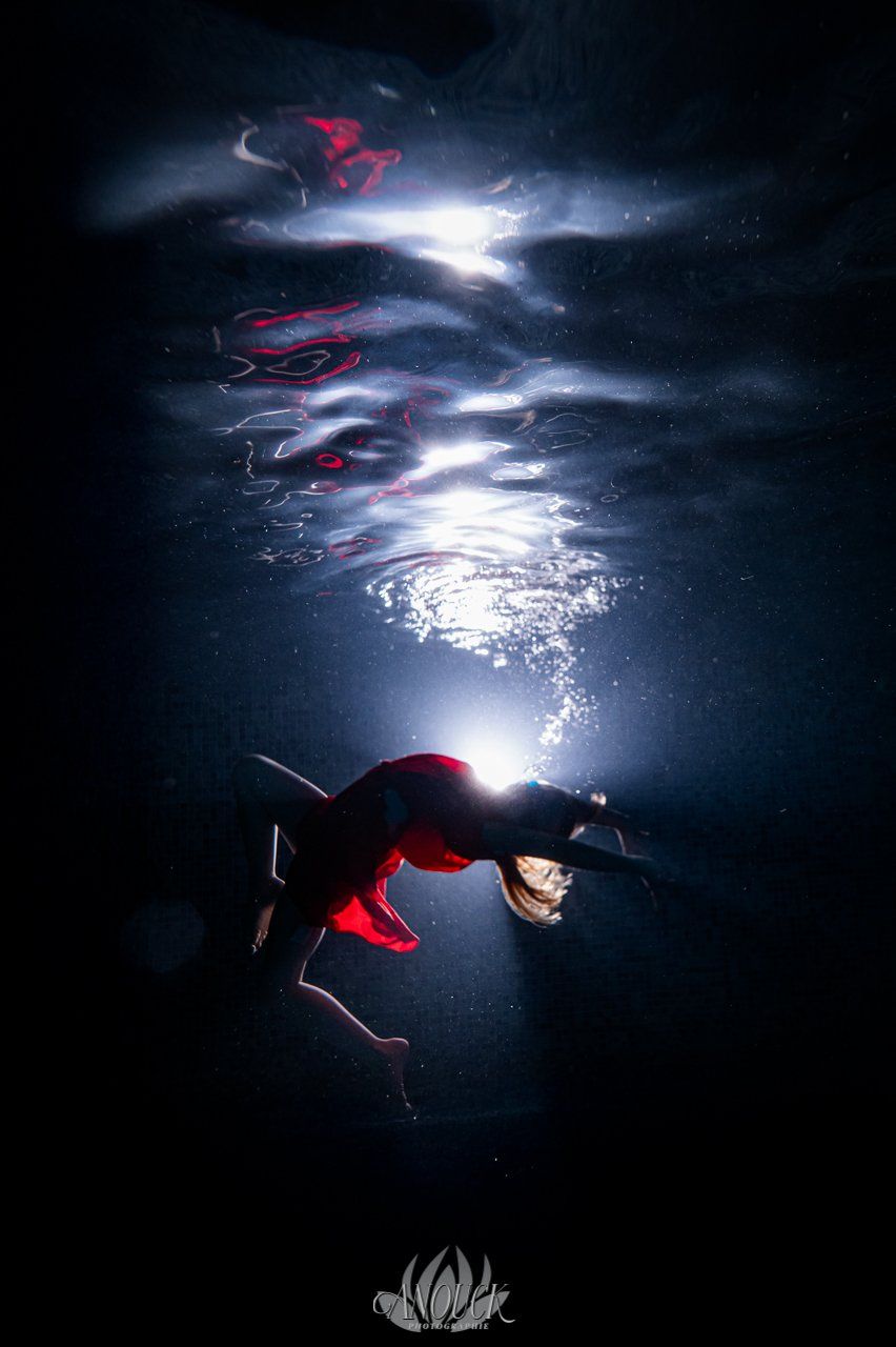 Portrait artistique sous l’eau lors d’une séance aquatique guidée