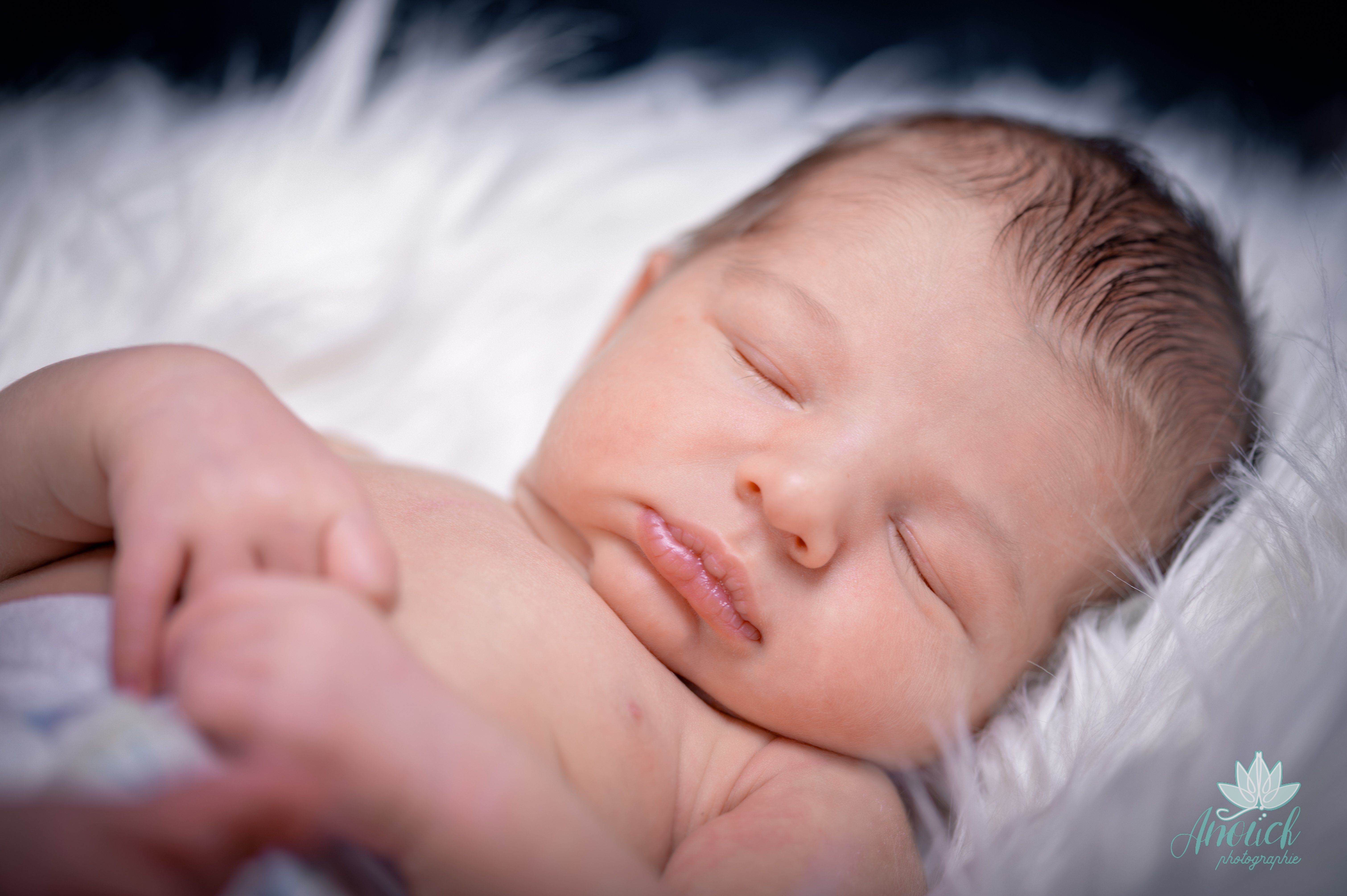Séance photo nouveau-né réalisée à Neuchâtel dans une approche douce