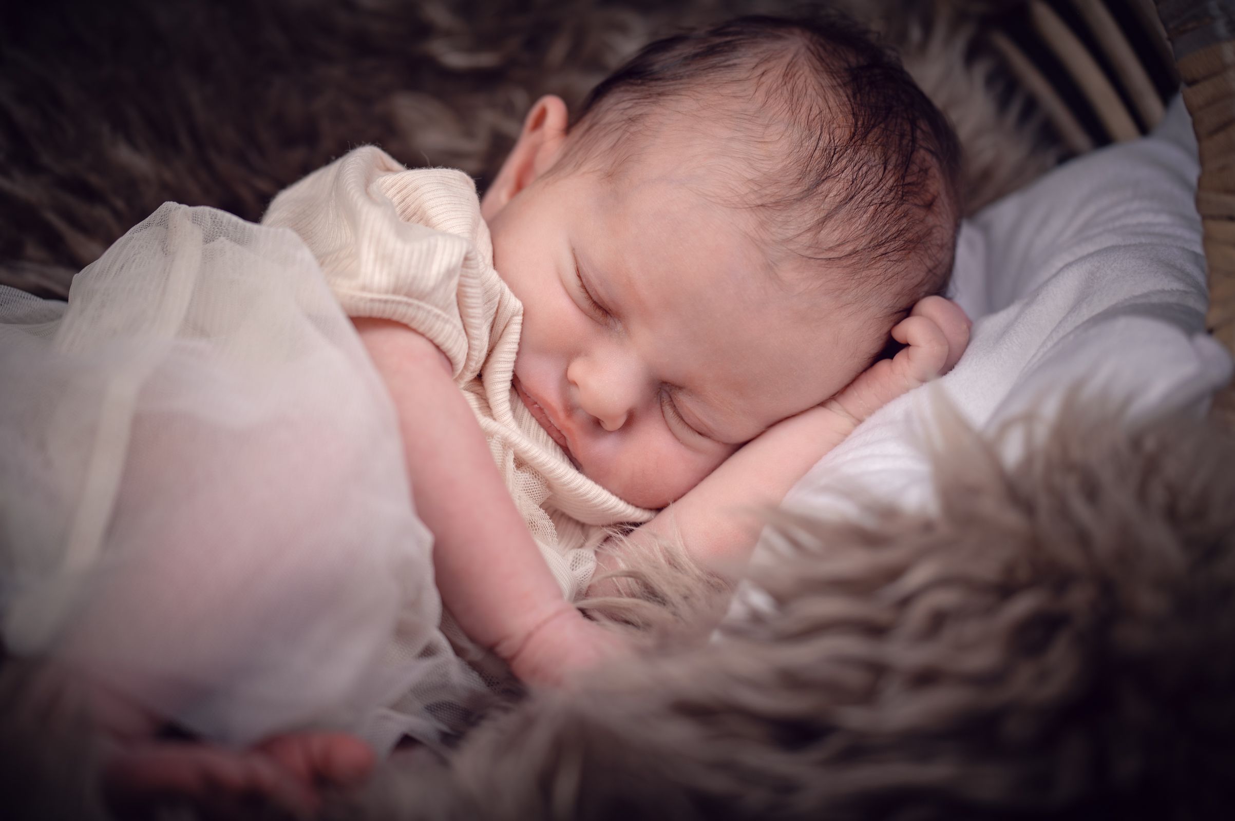 Séance photo nouveau-né réalisée par une photographe professionnelle à Neuchâtel