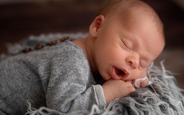 Séance photo nouveau-né à domicile en style life style à Neuchâtel