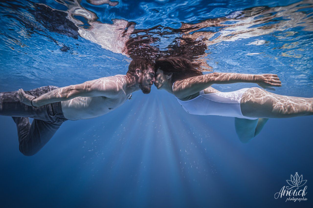 Portrait artistique sous l’eau lors d’une séance aquatique guidée