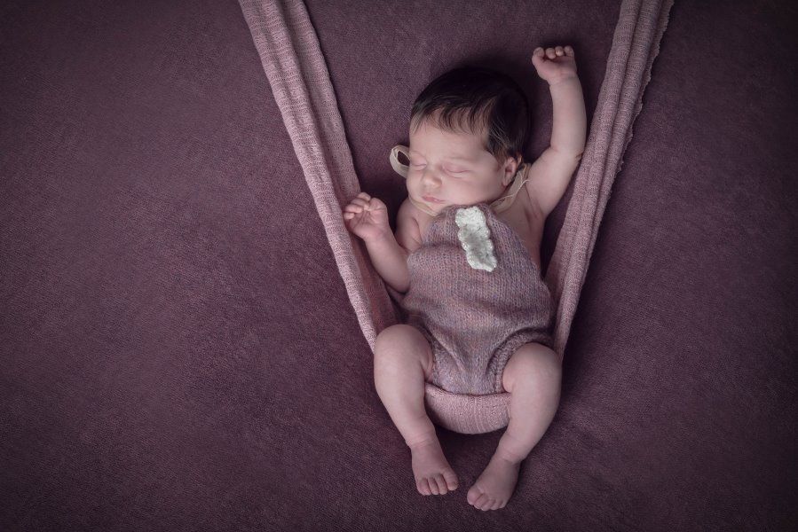 Séance photo nouveau-né en studio réalisée à Neuchâtel