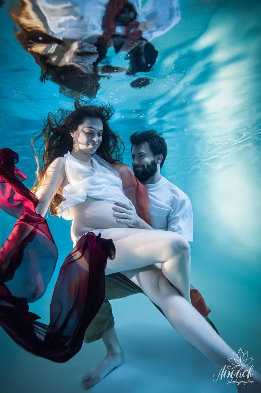 Portrait artistique grossesse sous l’eau lors d’une séance aquatique guidée