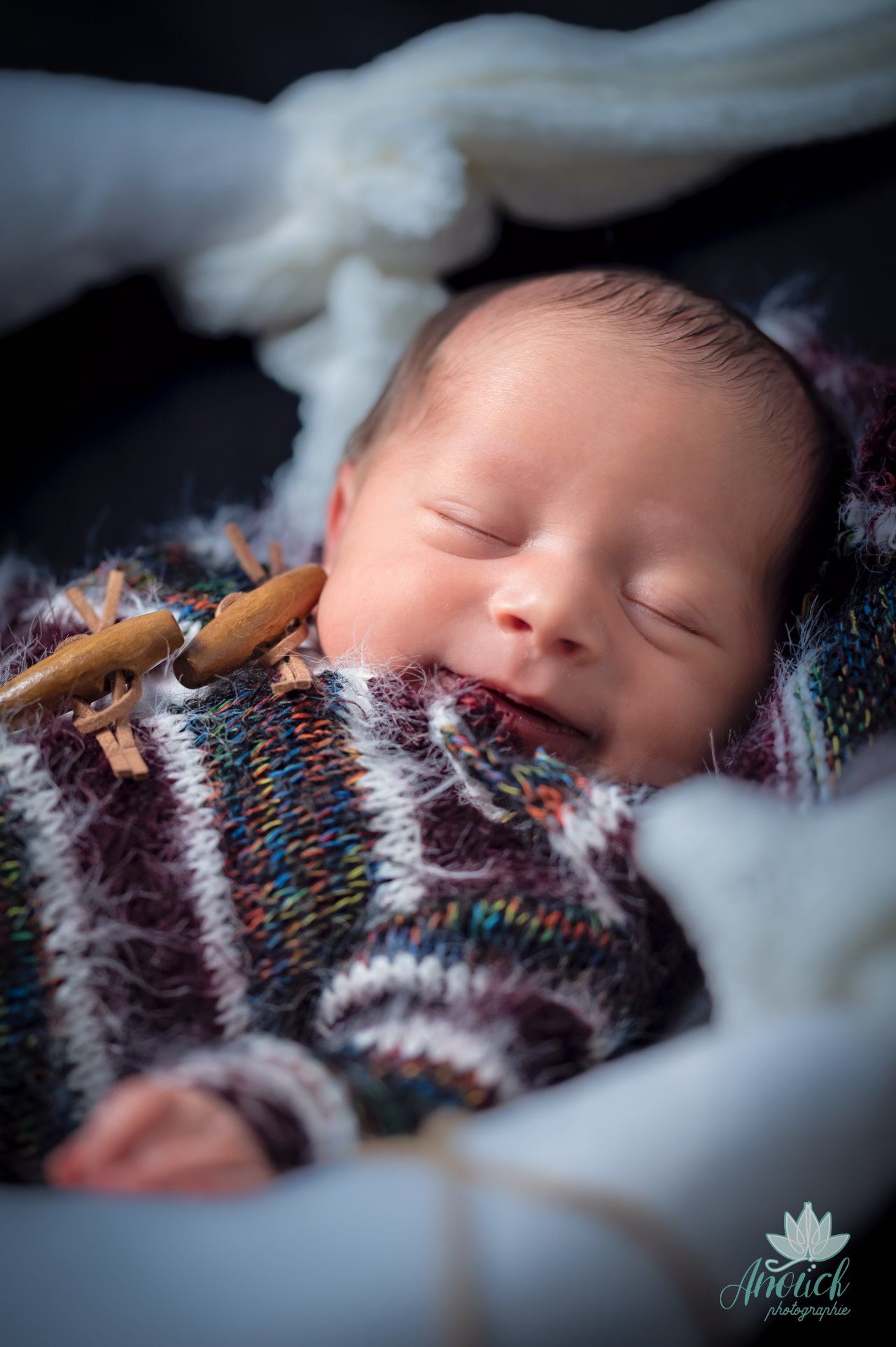Séance photo nouveau-né réalisée à Neuchâtel dans une approche douce